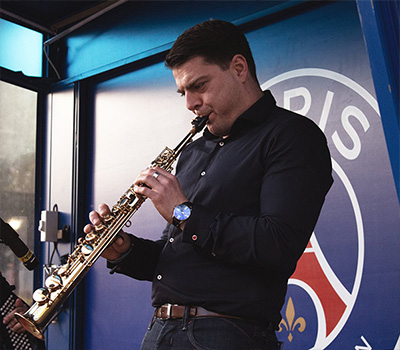 Un saxophoniste devant le mégastore du parc des Princes, avant un match du PSG